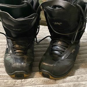 Men’s size 10 snowboarding boots. Scuffs on right toe-see in picture